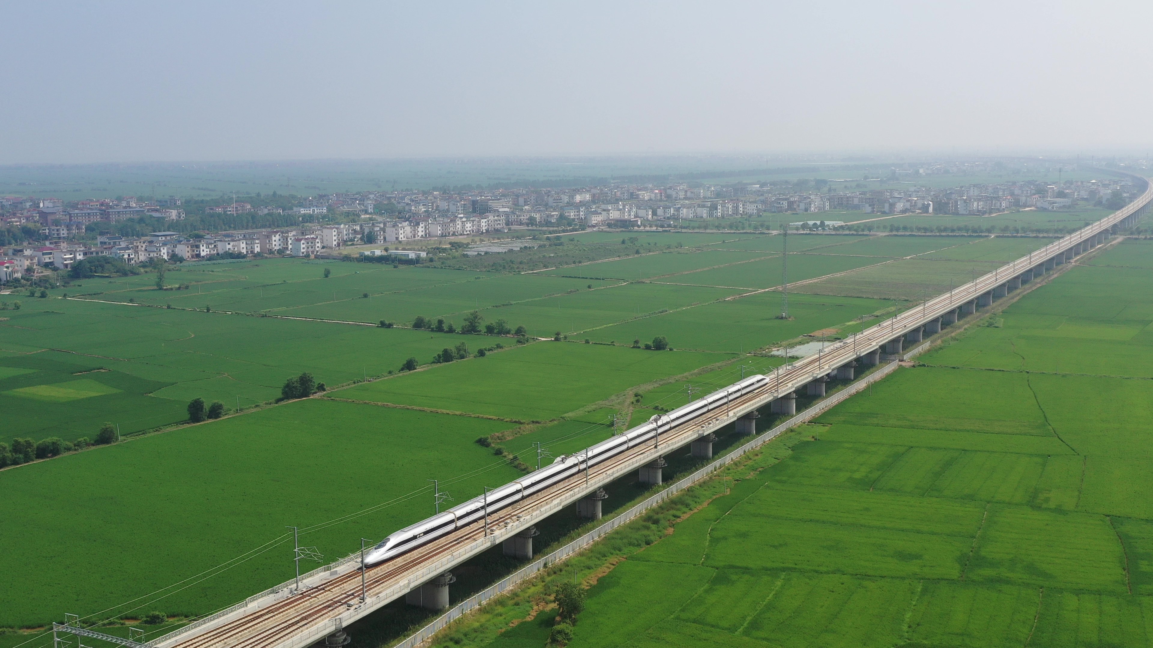 列車飛馳在杭昌高鐵的線路上。余清清 攝.jpg