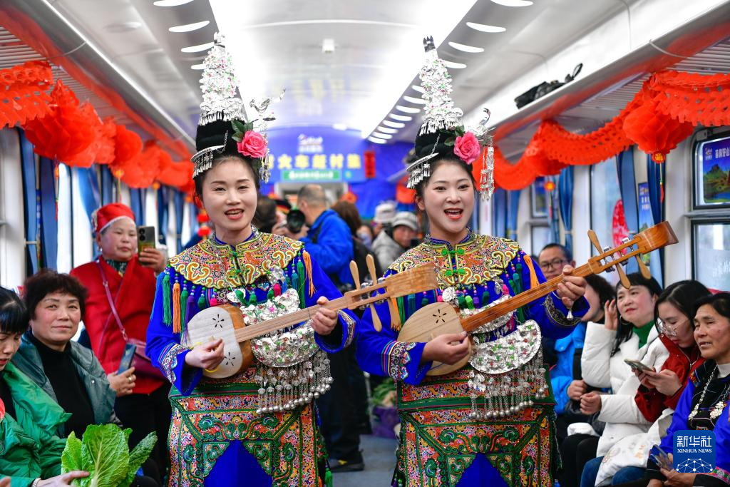 這趟山區(qū)“慢火車”，載滿喜慶祥和與人間煙火